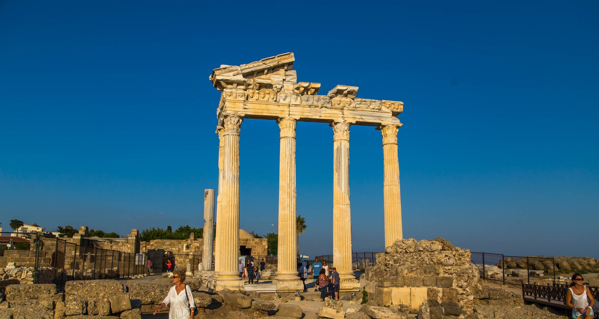 Side Antik Kenti'nde Apollon Tapınağı ve akşam ışığı