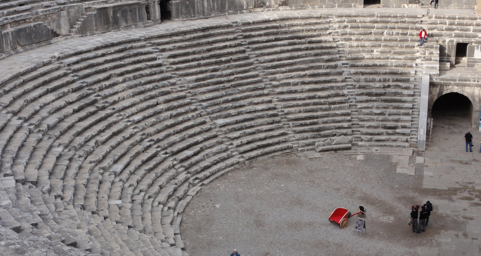 Aspendos Antik Tiyatrosu'nun oturma basamakları ve orkestra alanı